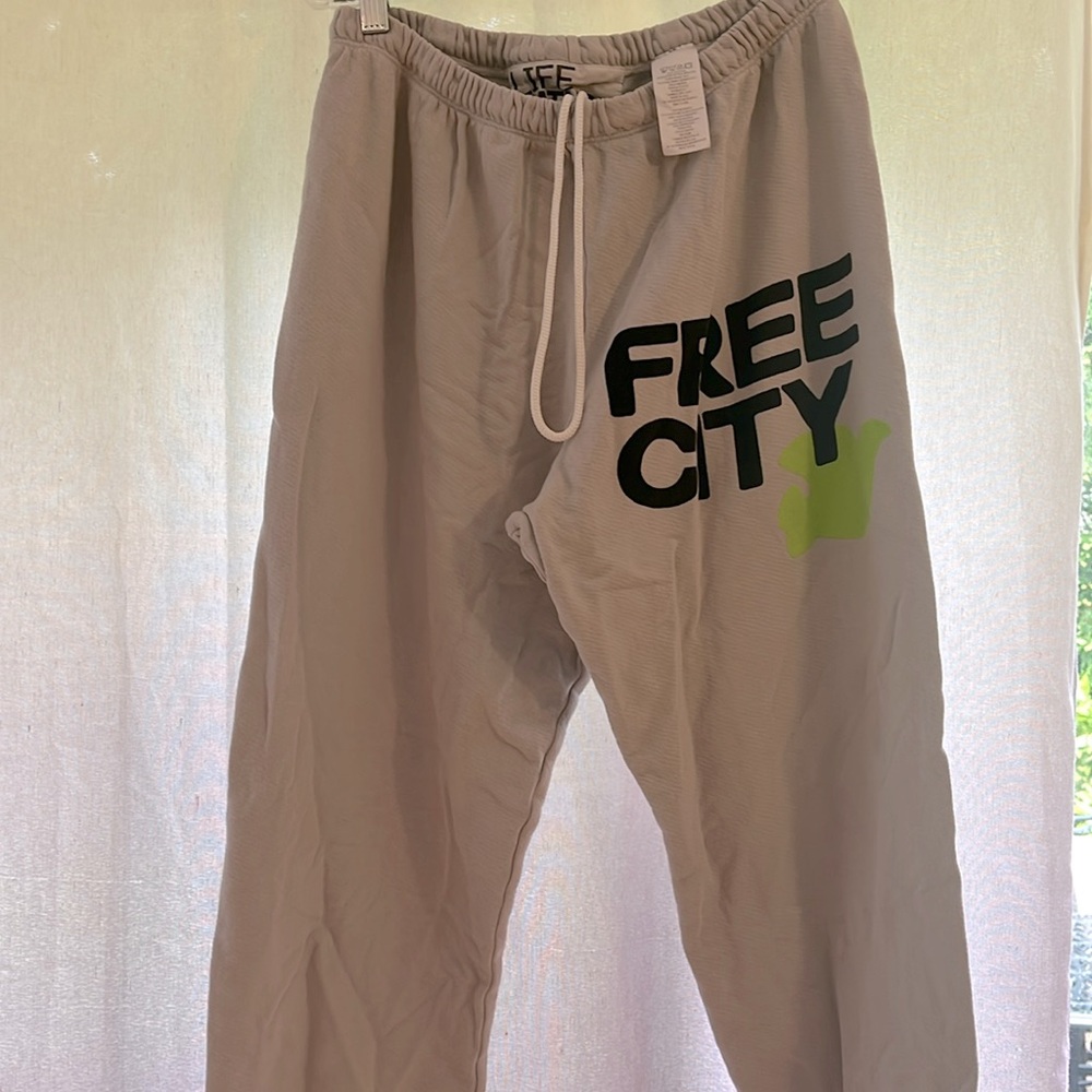 Lightweight Free City sweatpants. Putty color.